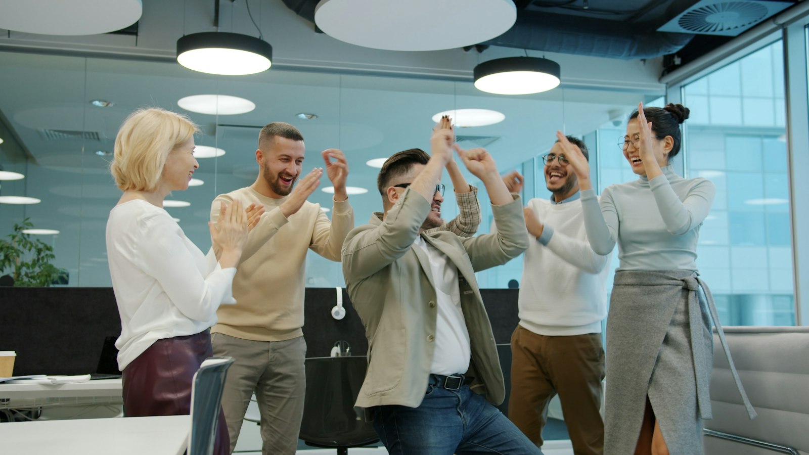 Personas felices, resultado de nuestro trabajo en equipo