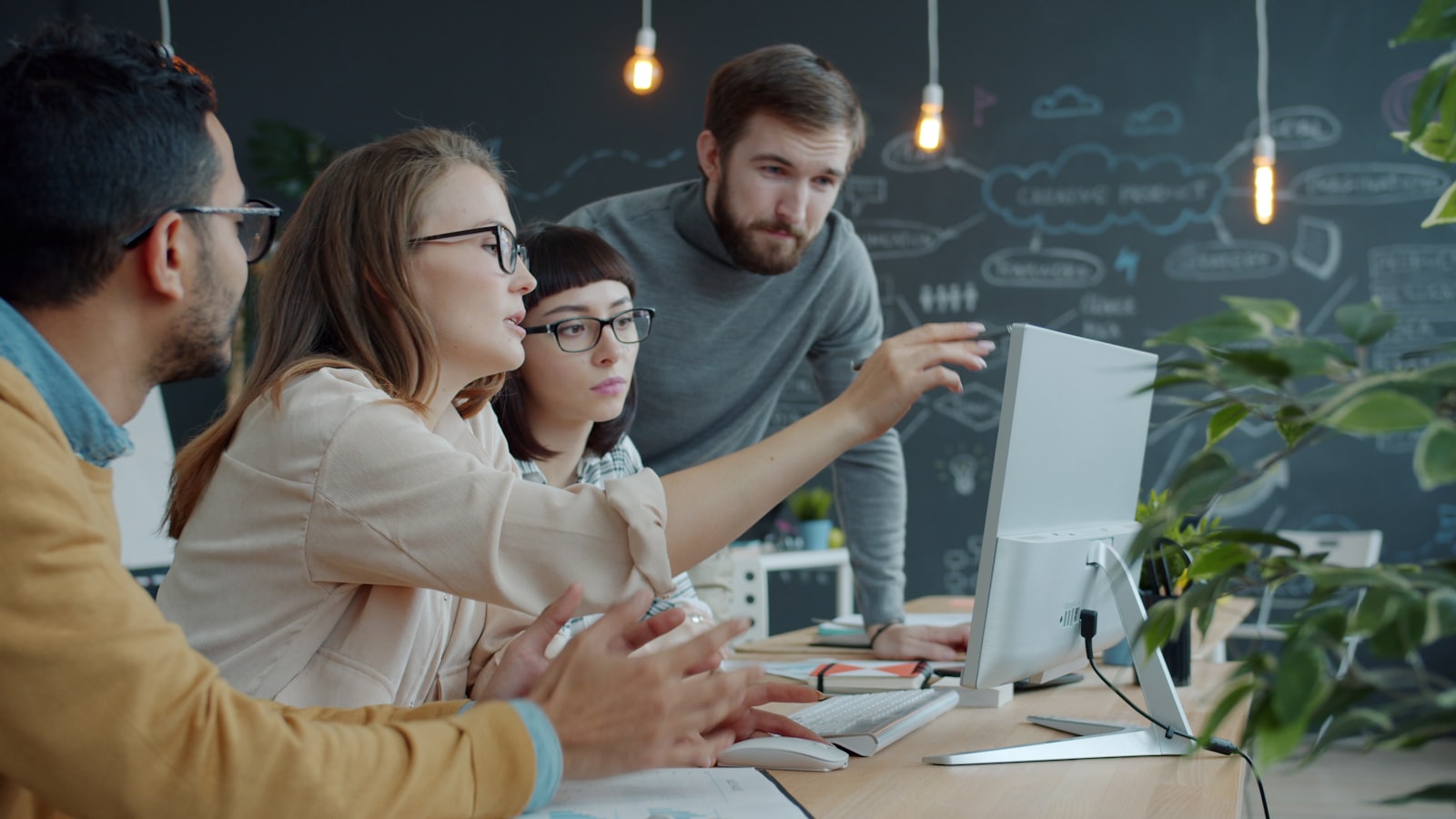 Equipo Lukinet trabajando con buena energia